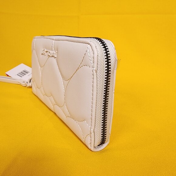 Betsey Johnson White Quilted Heart Love Wallet Wristlet Zip Around NEW - Picture 6 of 12